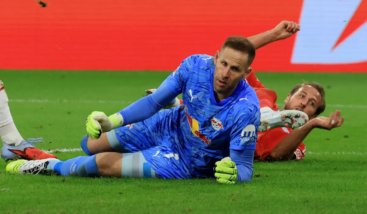 Gulácsi Péter (Harry Kane előtt) fogadkozik a hétvégi, hazai folytatás előtt