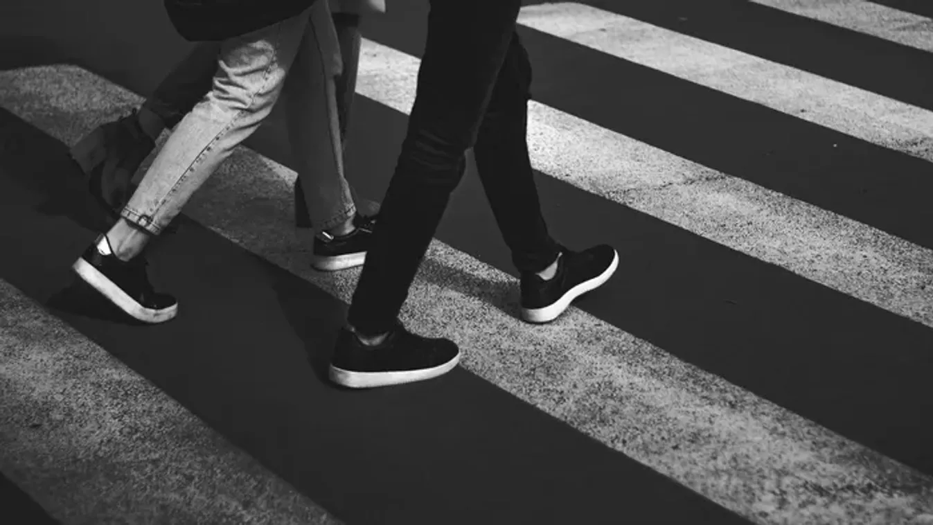 Zebrán gázolták el a nyugdíjast - Sokkoló felvétel