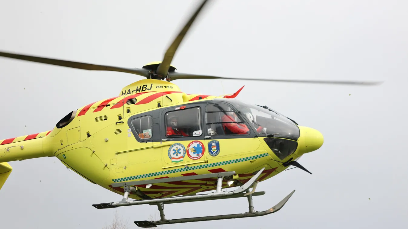 Most jött: teljes útzár lépett életbe, tűzoltók és mentőhelikopter is érkezett a helyszínre