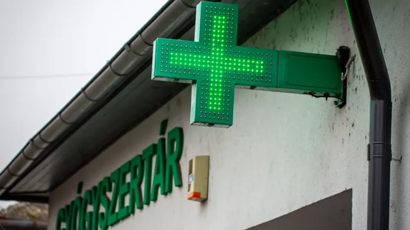 Ütött, vert majd gyógyszertárba akart betörni a drogos komlói férfi