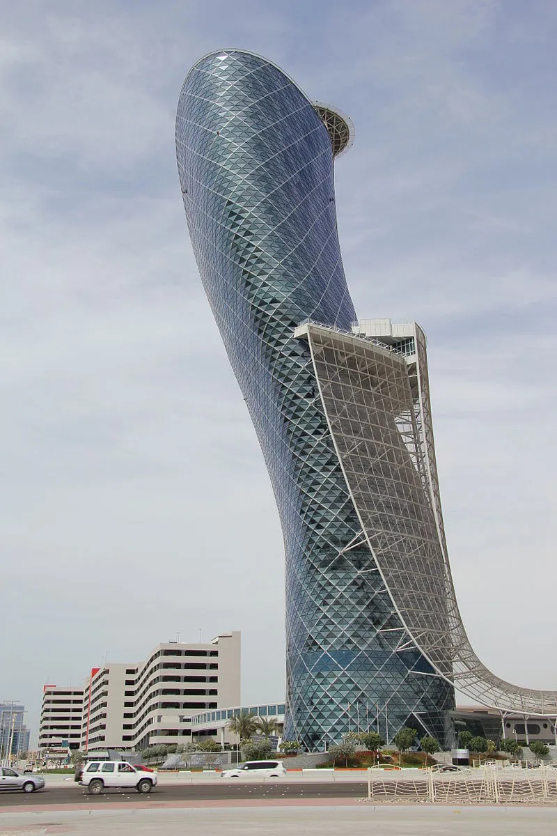 Capital Gate, Abu Dhabi, ferde torony