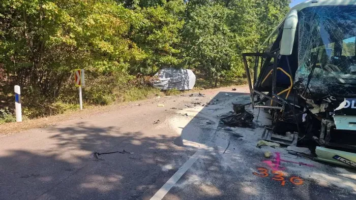 Tesztautó rohant bele egy utasokat szállító buszba