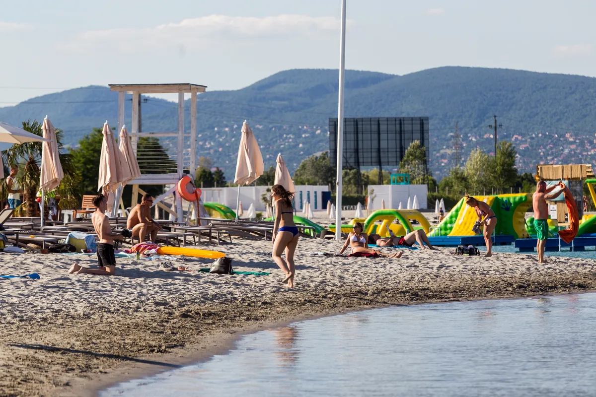 Forma-1, Lupa, strand, tó, buli