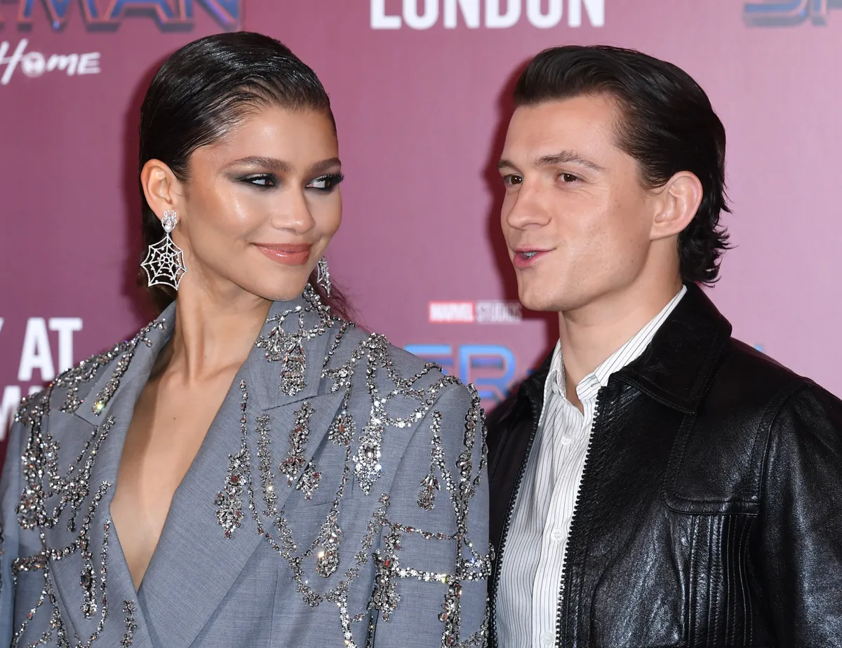 Zendaya és Tom Holland a Pókember: Nincs hazaút című film londoni bemutatóján