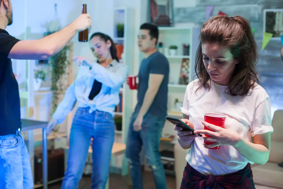 személyiségteszt, buli, party, telefon, lány, tánc