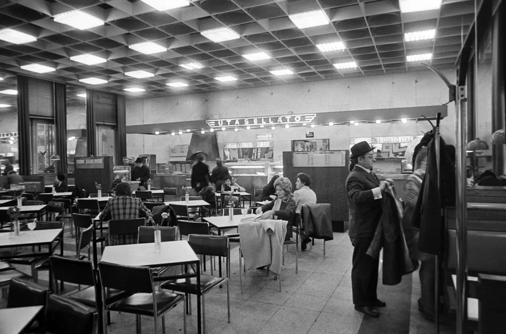 Az Utasellátó szeszmentes bisztrója a Keleti pályaudvaron 1975-ben.