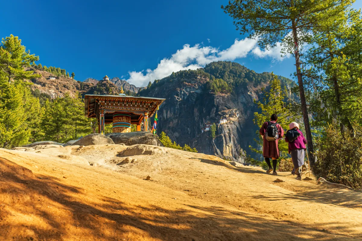 fenntartható turizmus, Bhutan, egy külföldi turista egy helyivel
