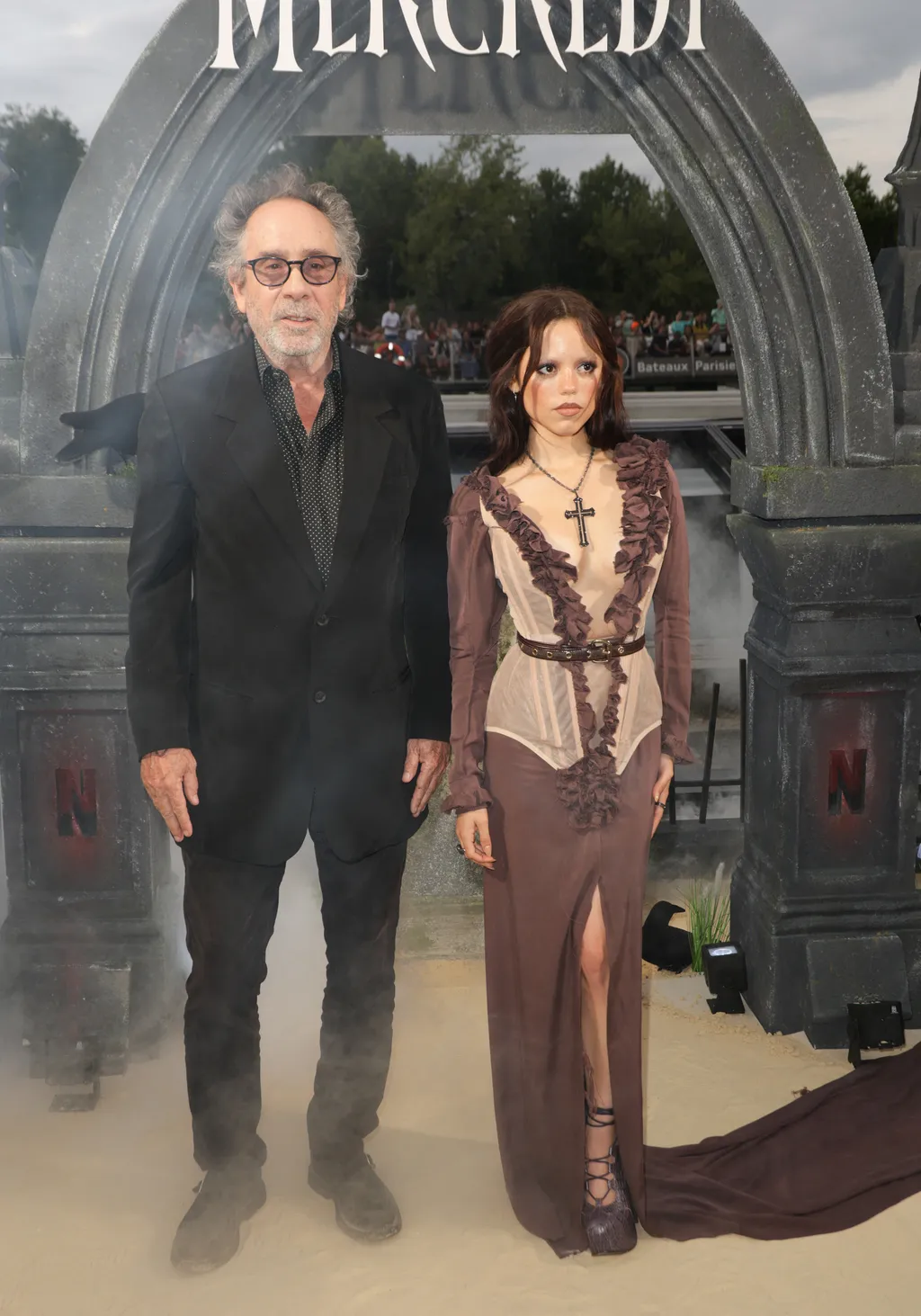 Tim Burton et Jenna Ortega - Première de la partie 1 de la saison 2 de la série "Mercredi" à l'occasion de l' inauguration du Beach Club à Paris le 31 juillet 2025. © Coadic Guirec/Bestimage Premiere of part 1 of season 2 of the series "Wednesday" on the 