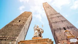 Nem csak Pisában dőlnek az épületek– 8 elképesztő ferde torony, amiről eddig talán még nem is hallottál