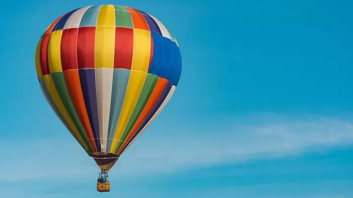 Hatalmas robajjal zuhant le egy hőlégballon Debrecenben