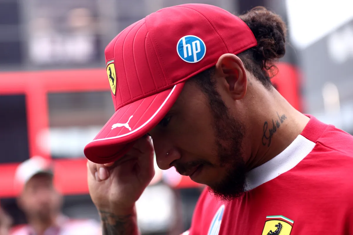 alt=Lewis Hamilton nagyon aggódik szeretett kutyusáért, akit jelenleg mesterséges kómában tartanak súlyos betegsége miatt