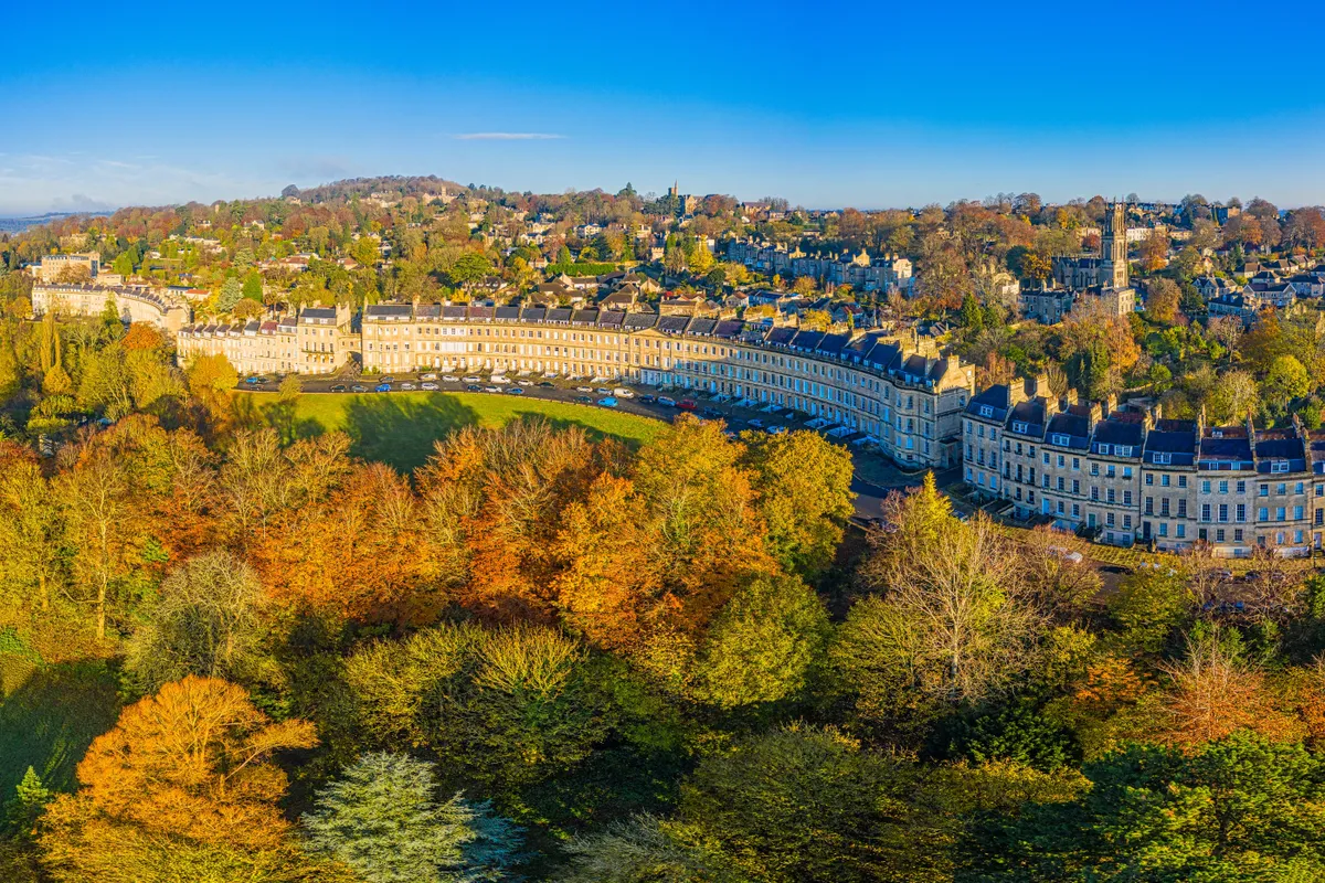 Bath, Anglia, őszi fák, sorház