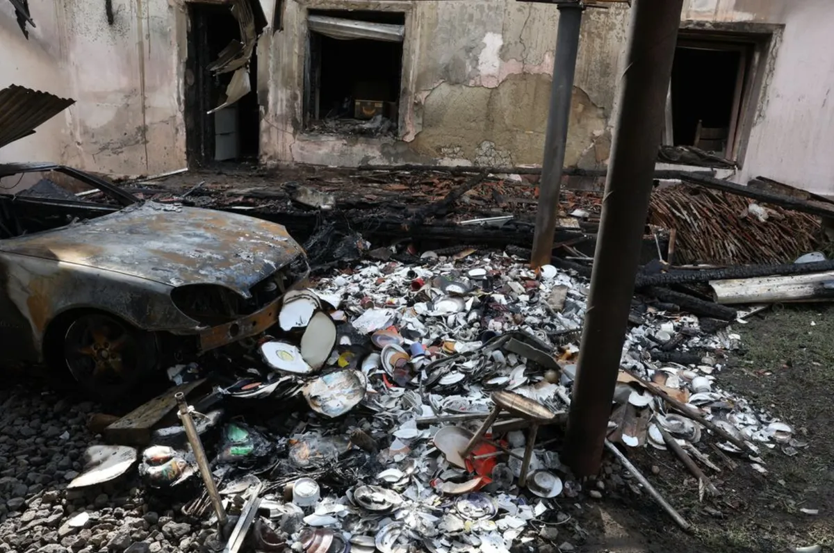 A tűz olyan erővel égett, hogy még a kocsibeálló és a járművek is teljesen károsodtak.