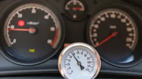 Ezeket soha ne hagyd a meleg autóban, mert akár fel is robbanhatnak
