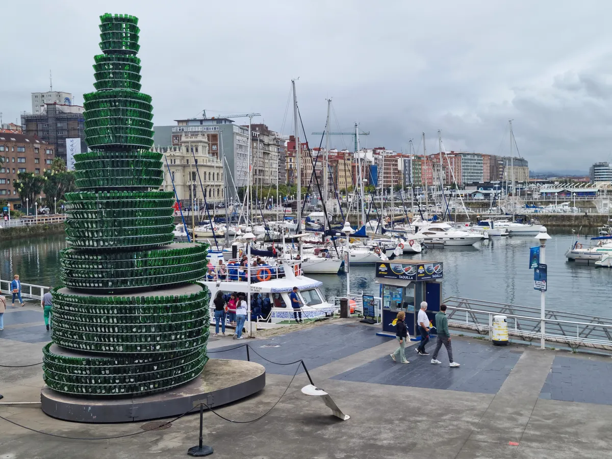 Sidrás üvegekből épített fa Gijón partján