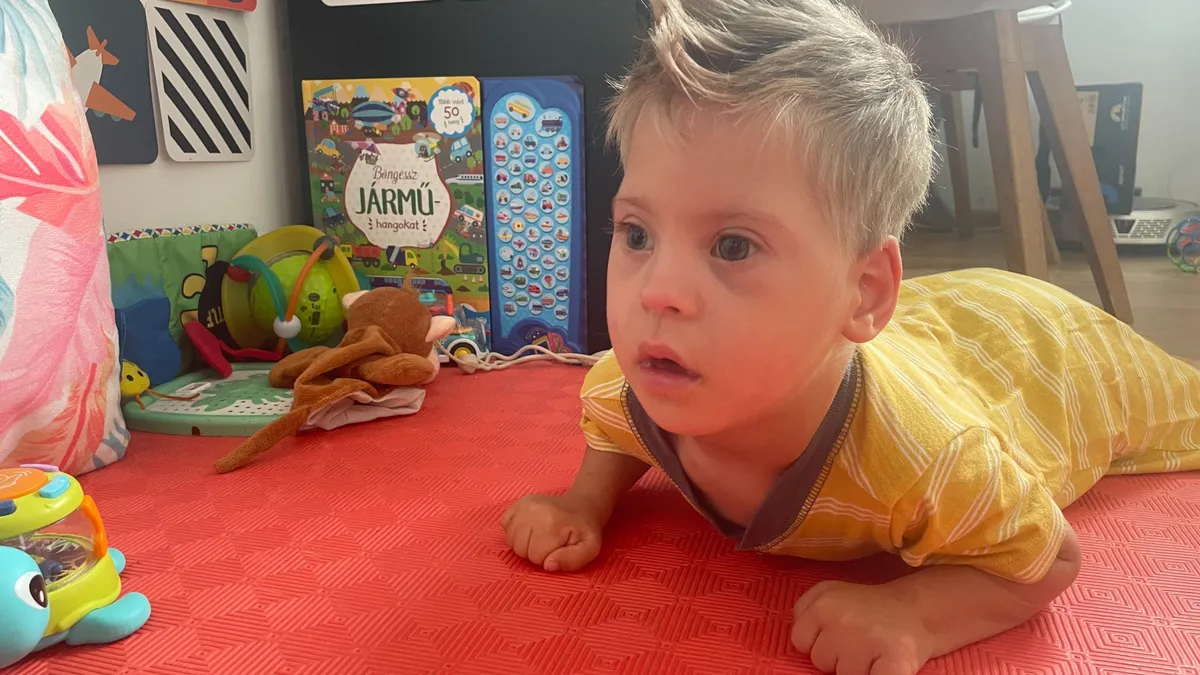 Beni CP diagnózisát az anyaméhben történő agyvérzések okozták.