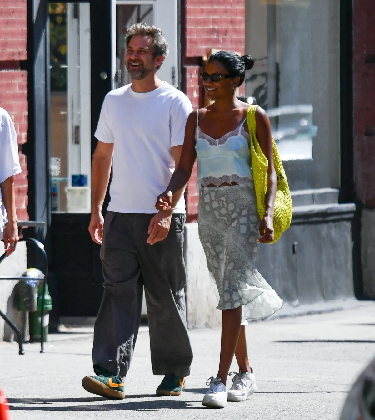 Bridgerton sztár Ashley Simone Joshua Jackson-nal romantikázott New York utcáin