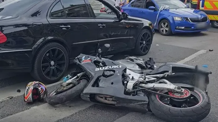 Zsaruk elől menekülő motoros okozott balesetet Budapesten