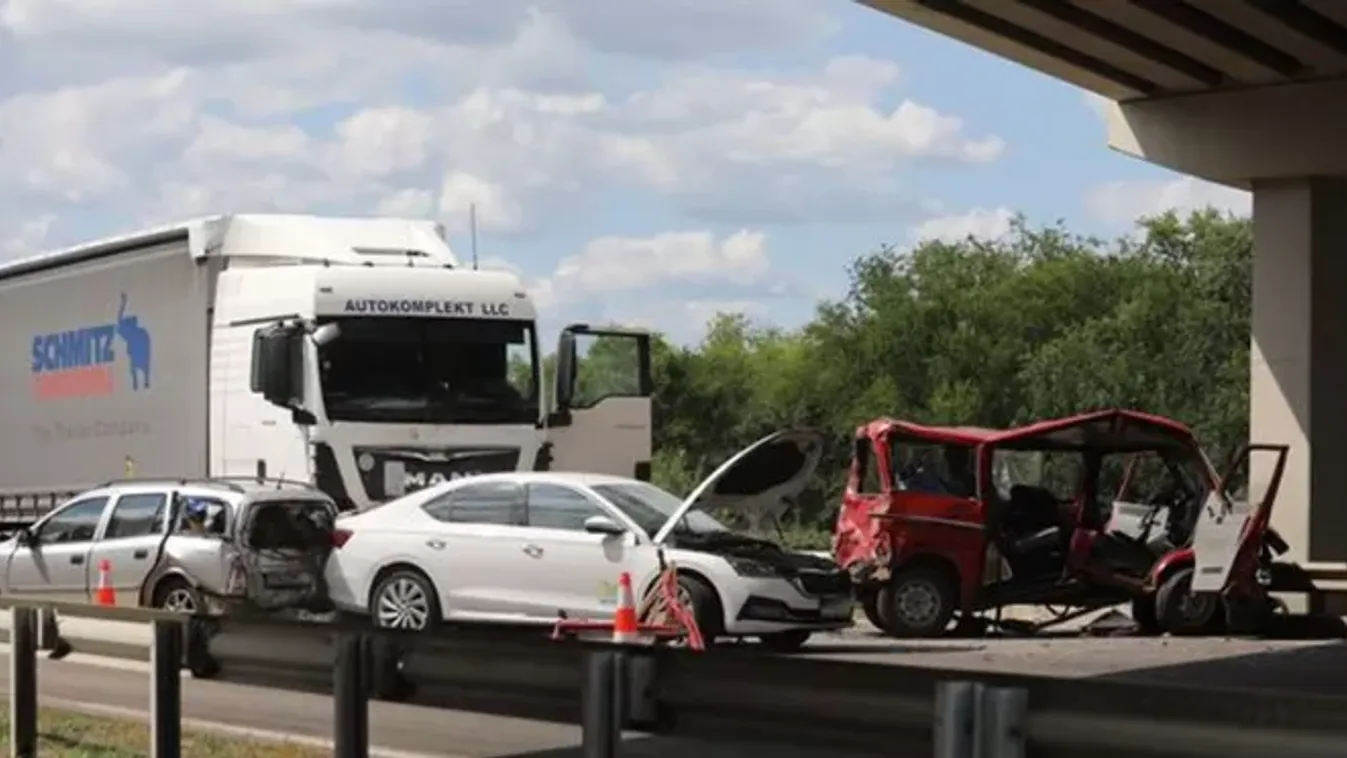 3 mentőhelikopter és gyermekmentők is érkeztek az M3-as tömegbalesethez: 12-en megsérültek