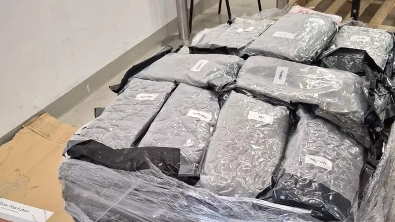 Ennyi drogot még nem láttál: 66 kg fű került elő a bőrheverőkből
