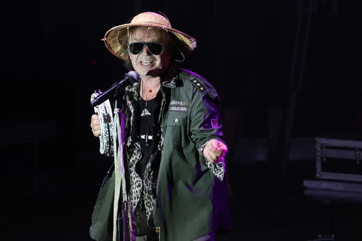 Szikora Róbert új albummal jelentkezik és szombaton Fenyő Miklóssal ad elő egy duettet. 