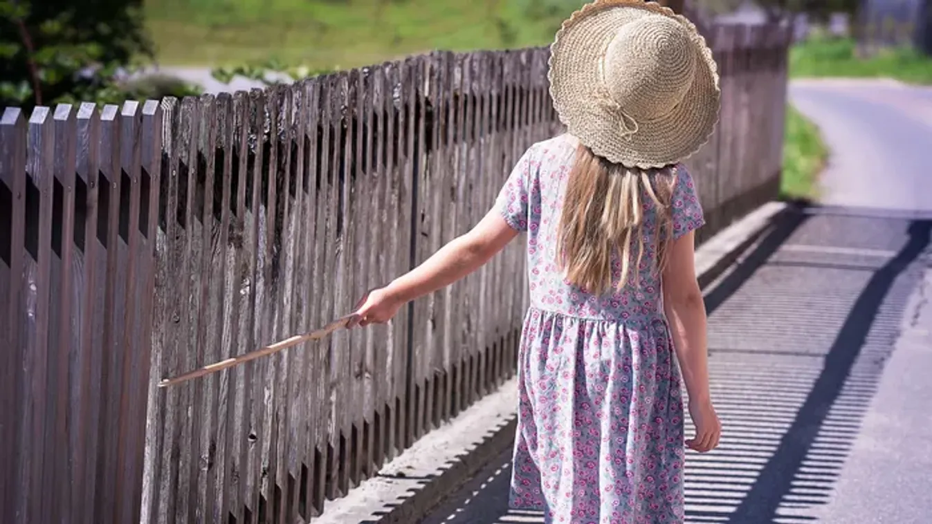 "Fogd be a pofád!" - Üvöltött a tűzoltóparancsnok egy 10 éves kislányra, miközben mentőbe tuszkolták