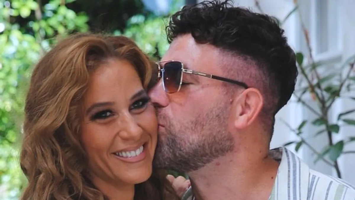 Autóúton táncolt Mikes Anna, majdnem elütötték - Krausz Gábor kamerára vette