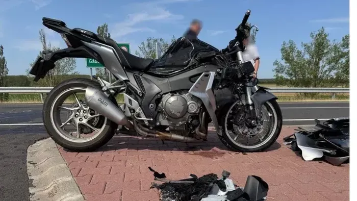 Pokoli baleset az M4-esen, a motoros azonnal meghalt
