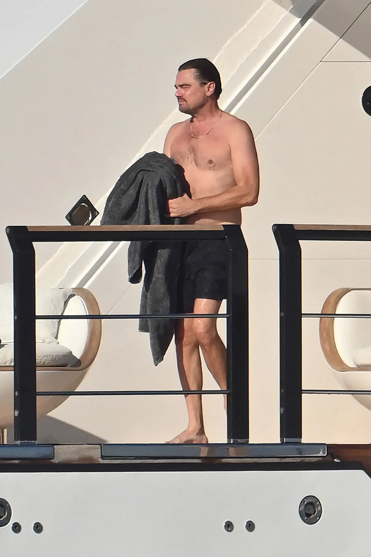 Leonardo DiCaprio rendszeresen jár Ibizára, legutóbb Jeff Bezos megajachtján fotózták le a spanyol szigetnél