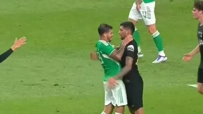 Balhé a pályán: egymásnak estek a Newcastle és a Tottenham játékosai