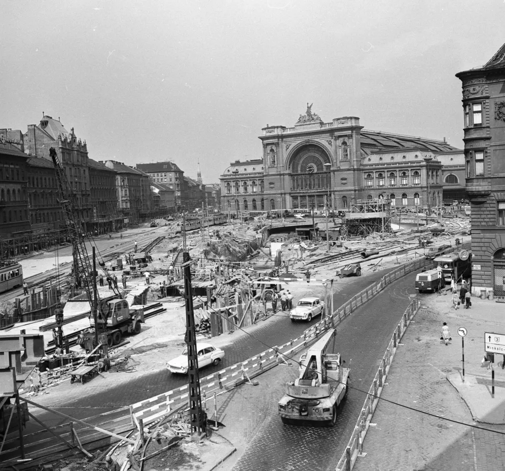 1969, Baross tér, az aluljáró építése a Keleti pályaudvar előtt. Balra a Thököly út házsora, jobbra a Fiumei (Mező Imre) út torkolatánál álló épület részlete látszik.
