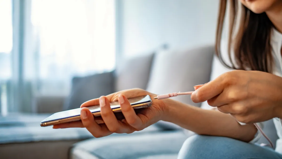 Utazás előtt telefon töltő kihúzása