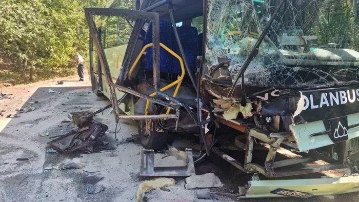 Száguldozó tesztautó rohant bele egy buszba