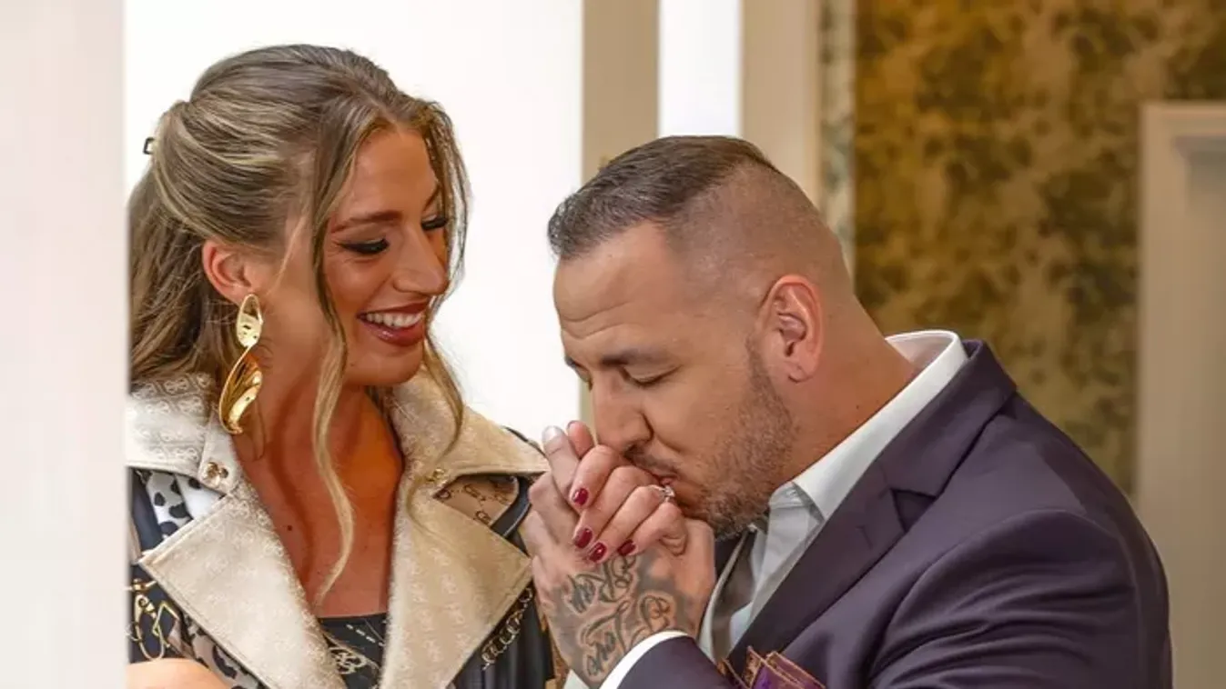 Mint egy álom: ilyen gyönyörű lesz az esküvői ruhában Curtis szerelme – Galéria
