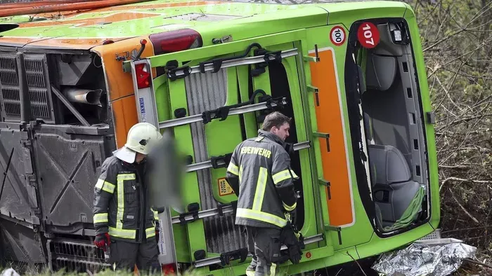 Szörnyű baleset: több tucat tanulóval borult fel a busz