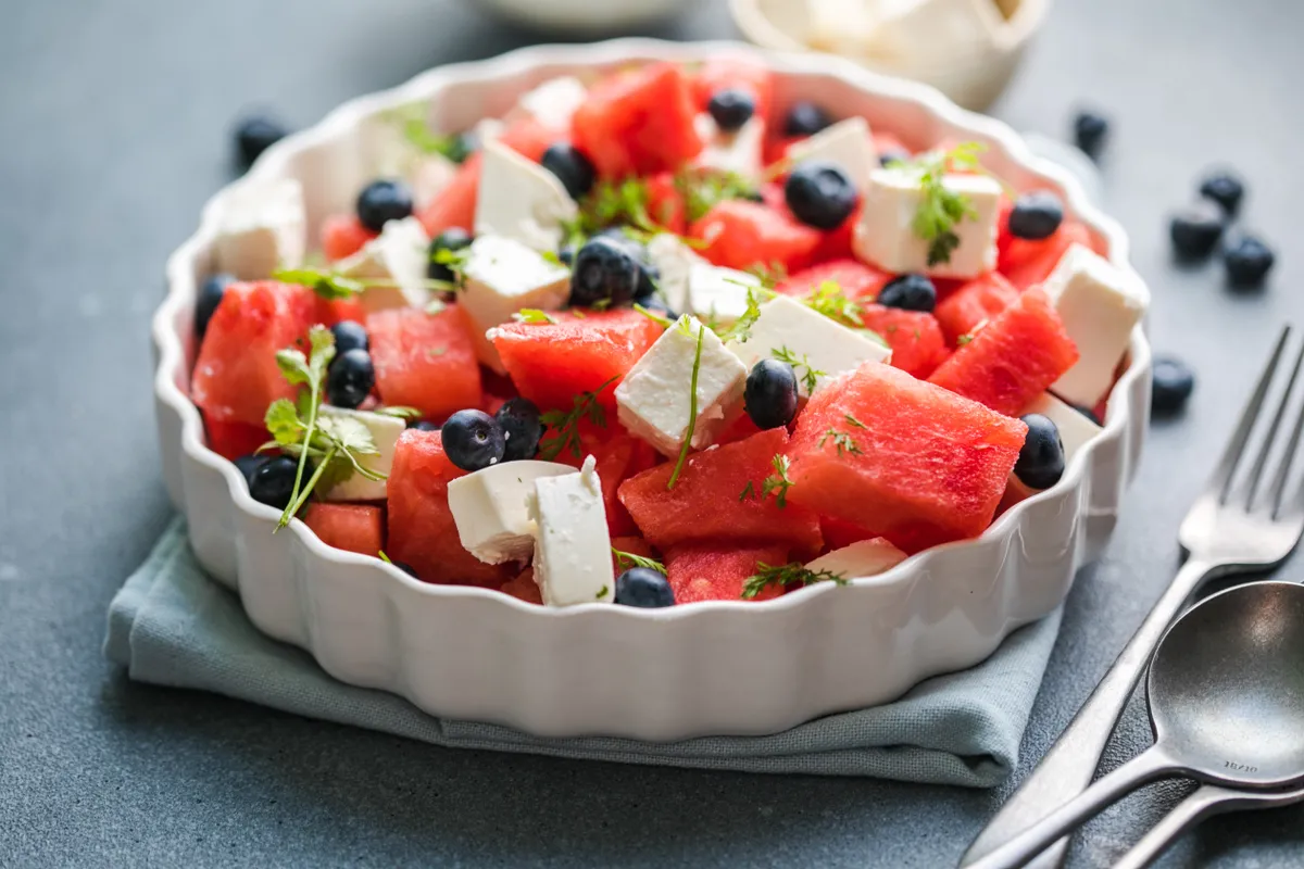 nyári étel, dinnye, dinnyesaláta, görögdinnye, áfonya, fetasajt, recept