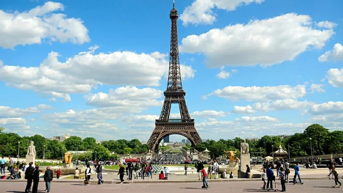 Döbbenet mit tettek az Eiffel-toronnyal