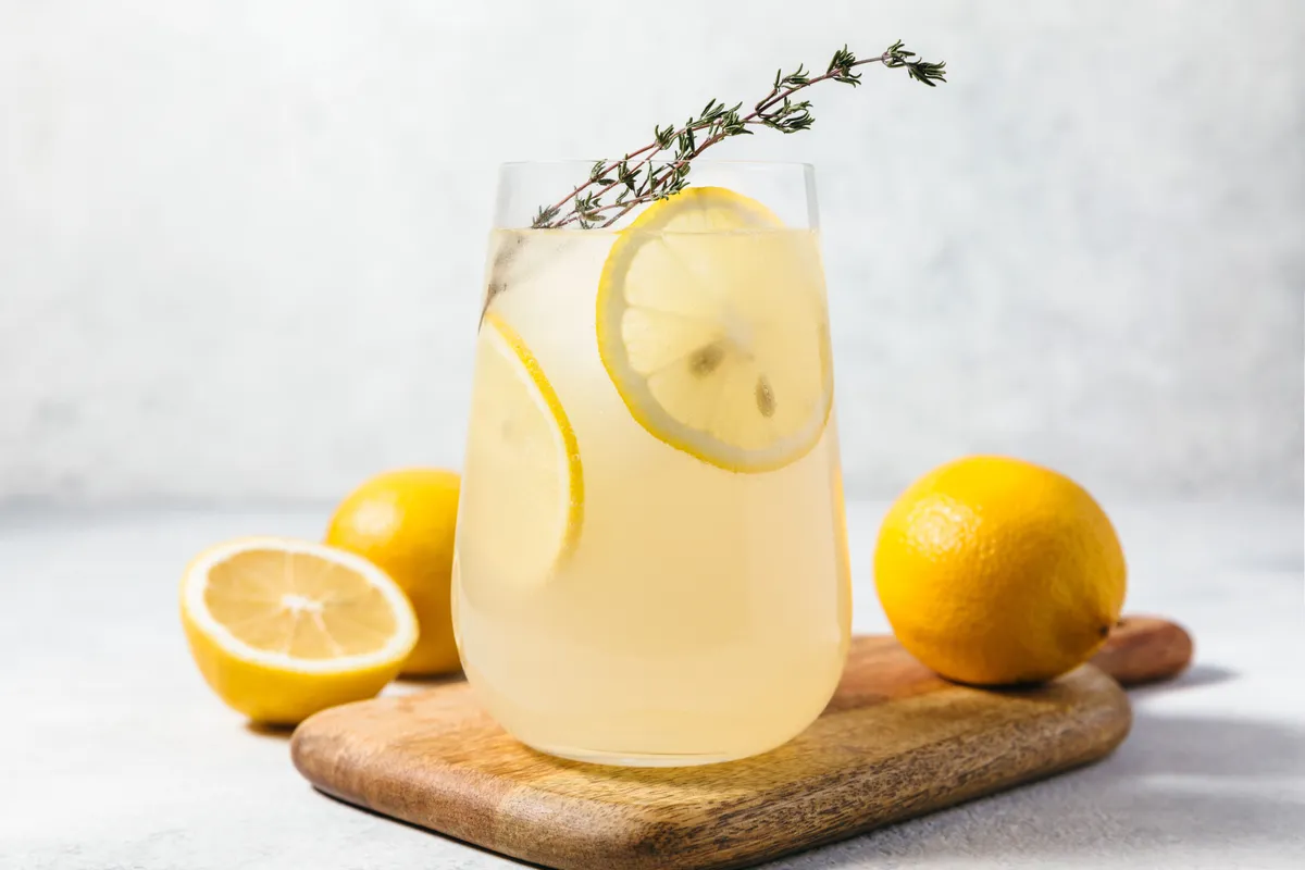 kakukkfűszirupos limonádé