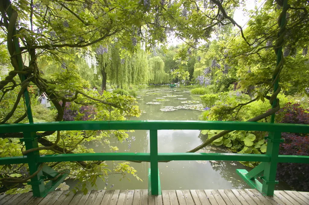 Monet kertje Giverny-ben nemcsak látogatható, hanem lényegében egy élő festmény is: az itt virágzó tavirózsák ihlették a mester legismertebb műveit.