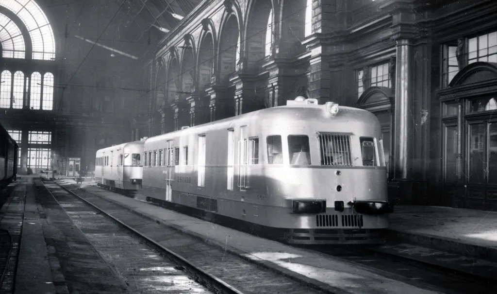 1936, Keleti pályaudvar, csarnok. A felvétel az Argentin Államvasutak (Estado) megrendelésére gyártott Árpád sínautóbuszok próbaútja alkalmával készült.
