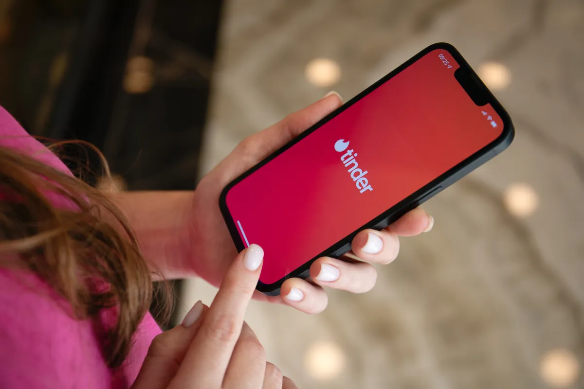 Tinder, párválasztás, online társkeresés, nő