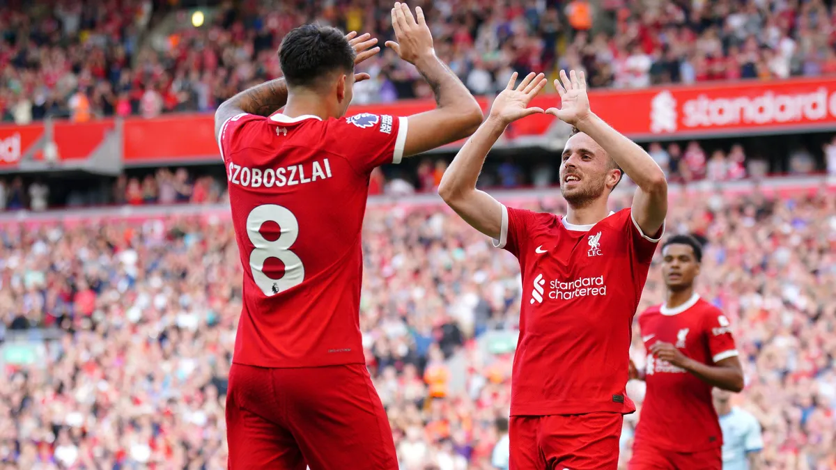 Szoboszlai Dominik elhunyt csapattársa, Diogo Jota (jobbra) is nyilatkozik a Liverpool most megjelent filmjében