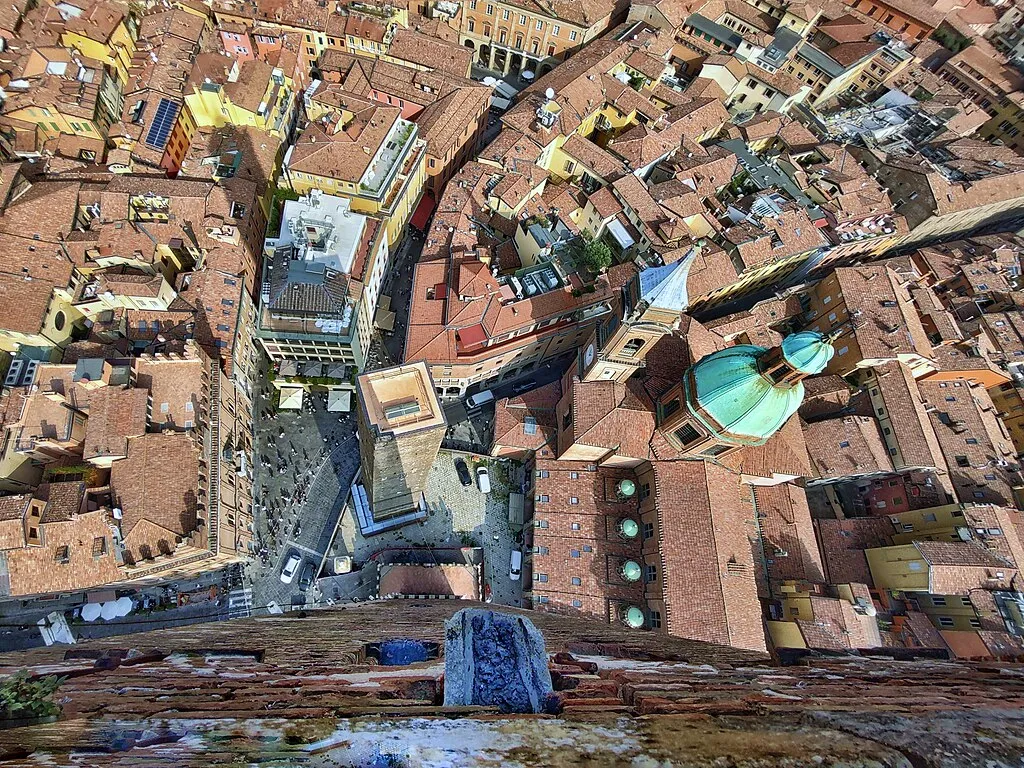ferde torony, Bologna, Olaszország, háztetők