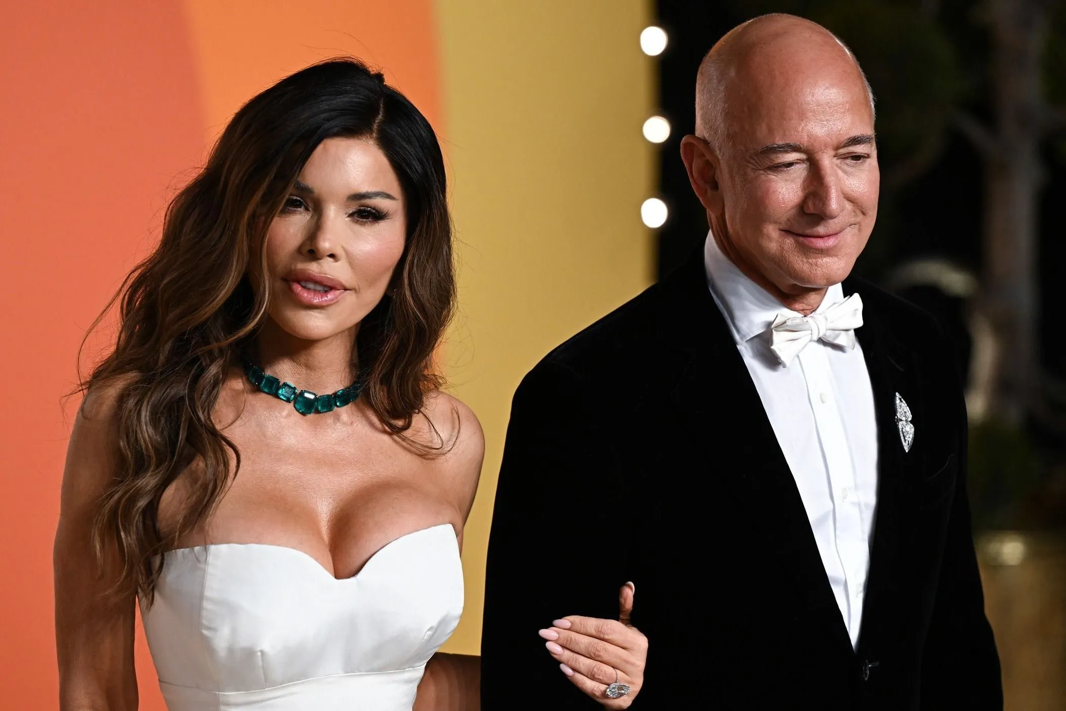 Jeff Bezos kéz a kézben: Így támogatta felesége a gyászban