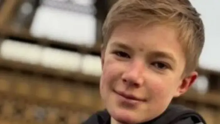 Hozzáérni sem lehet a kisfiúhoz, súlyos betegség áldozata