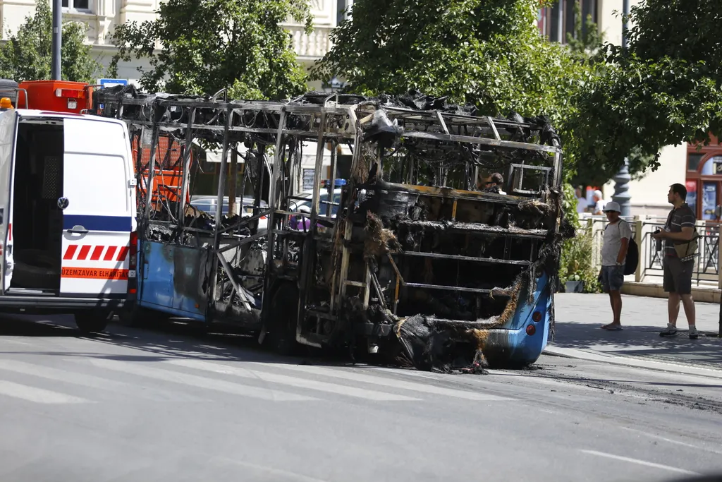 József Nádor tér kigyulladt busz