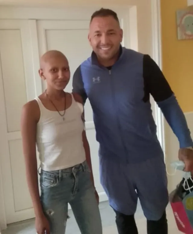 A 15 éves Margaréta szervezetét rosszindulatú daganat támadta meg, jelenleg kemoterápiát kap. Curtis látogatása sokat jelentett neki és a többi betegnek is