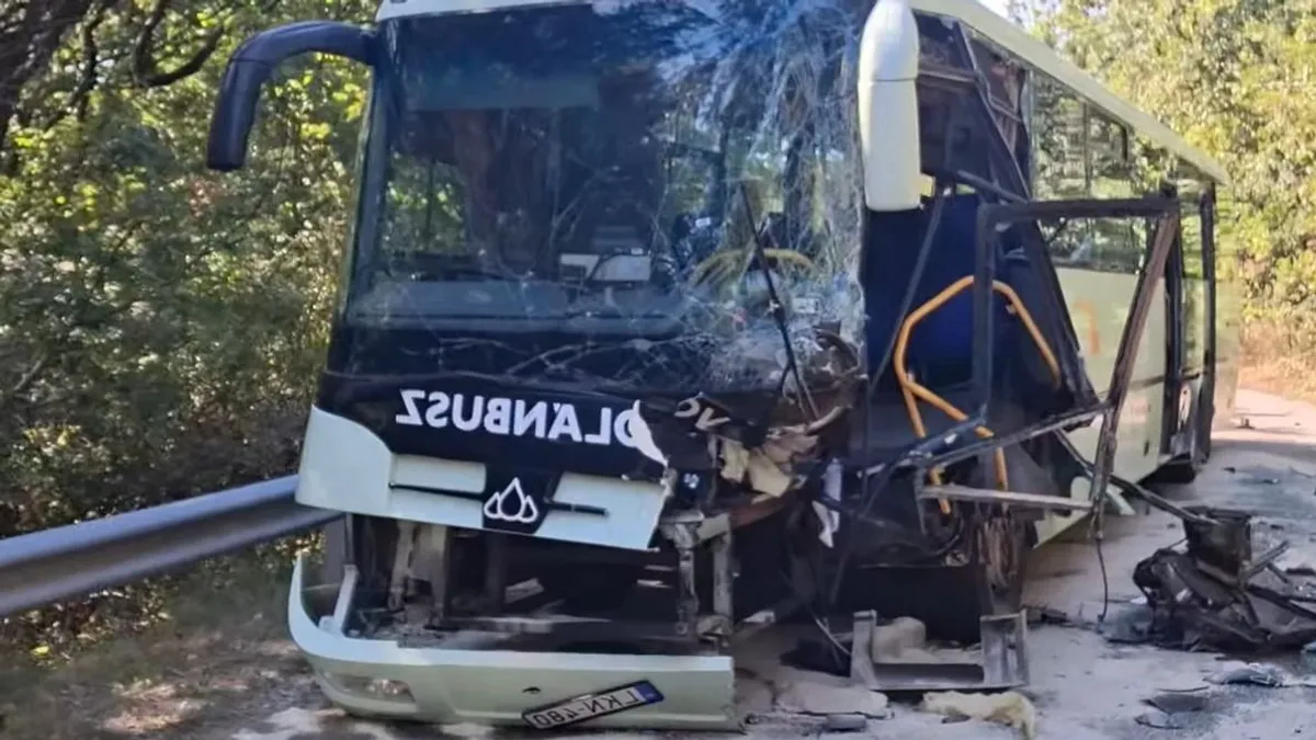 Gyermek is megsérült: többen kirepültek a buszból, súlyos baleset történt Mátrafürednél