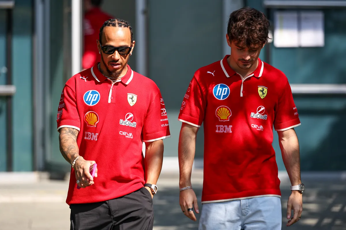 A hétszeres világajnok Hamilton (balra) számára egyre kínosabb, hogy Leclerc sokkal jobb a Ferrarival