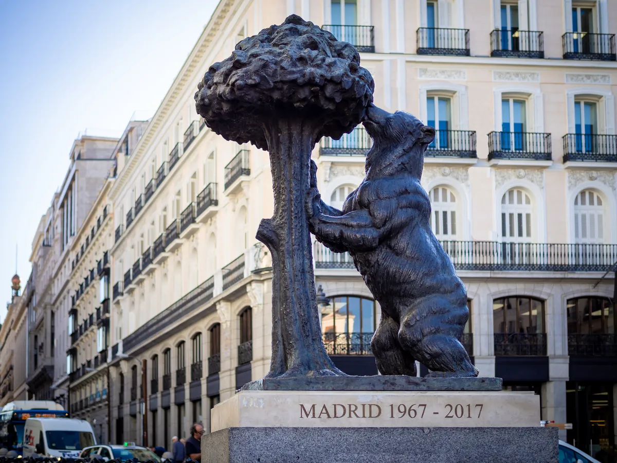 El Oso y el Madroño – „A medve és a szamócafa” szobra, Sol, Madrid, Spanyolország
